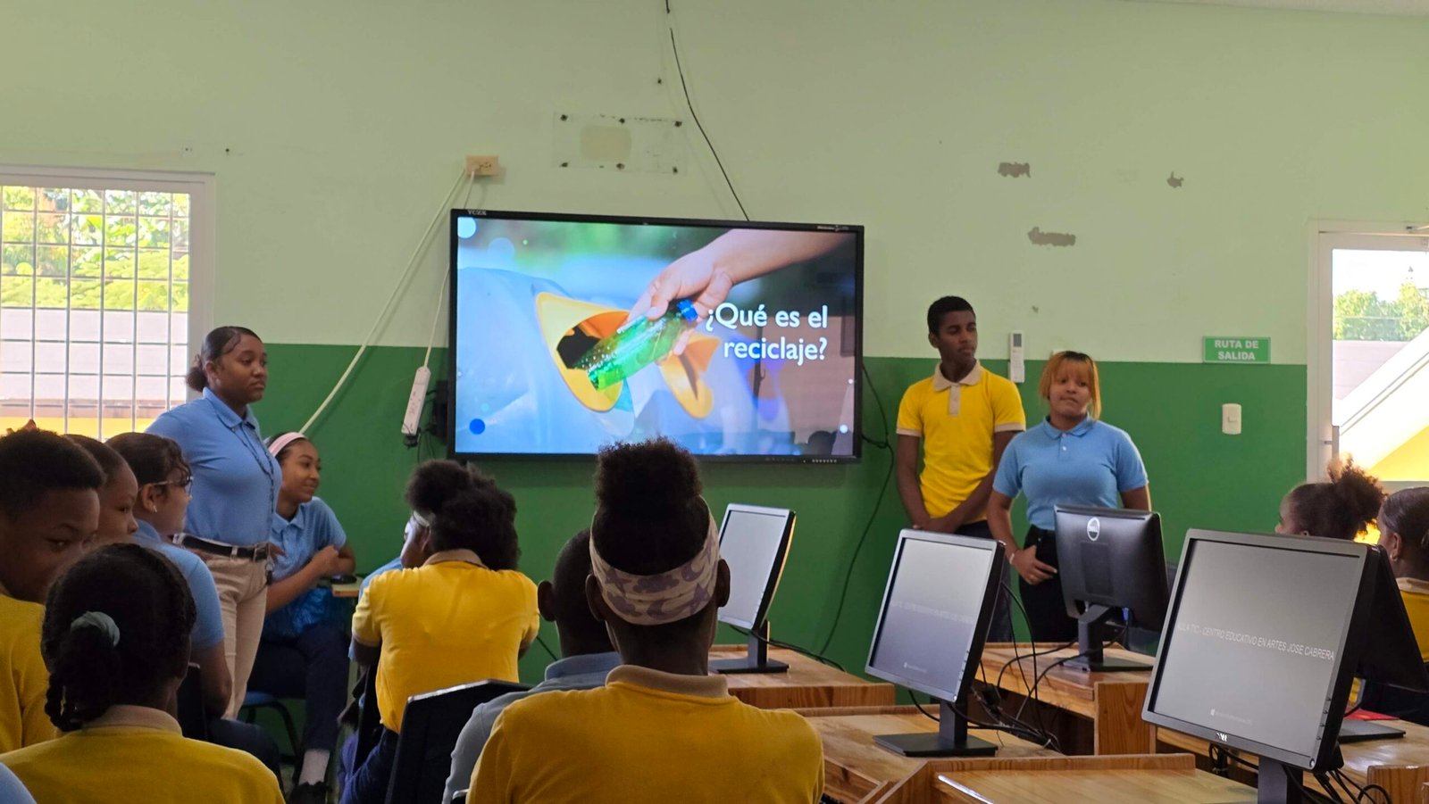 Estudiantes de 6to Grado Impulsan la Sostenibilidad a Través del Arte y la Educación.